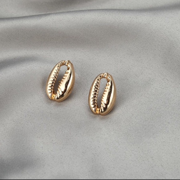 LAST PAIR- Gold Cowrie Shell Earrings - Picture 2 of 5